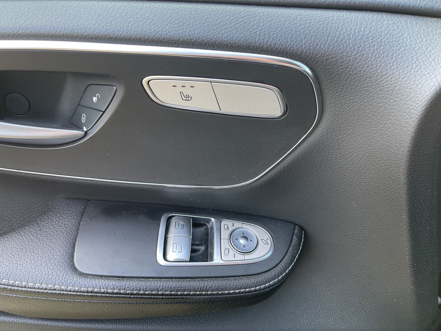 Mercedes-Benz V-Klasse 250d 190pk automaat Lang L2H1 Avantgarde 2 persoons / enkel cabine / vaste prijs rijklaar € 34.950 marge / extra stoelen los aanwezig / dubbele electrische schuifdeur / trekhaak / vol opties !