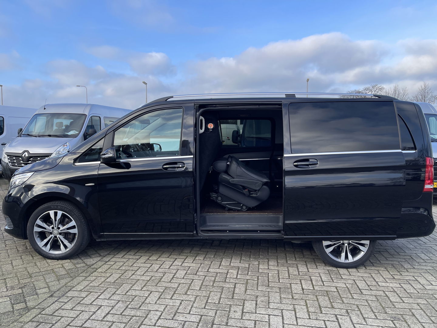 Mercedes-Benz V-Klasse 250d 190pk automaat Lang L2H1 Avantgarde 2 persoons / enkel cabine / vaste prijs rijklaar € 34.950 marge / extra stoelen los aanwezig / dubbele electrische schuifdeur / trekhaak / vol opties !