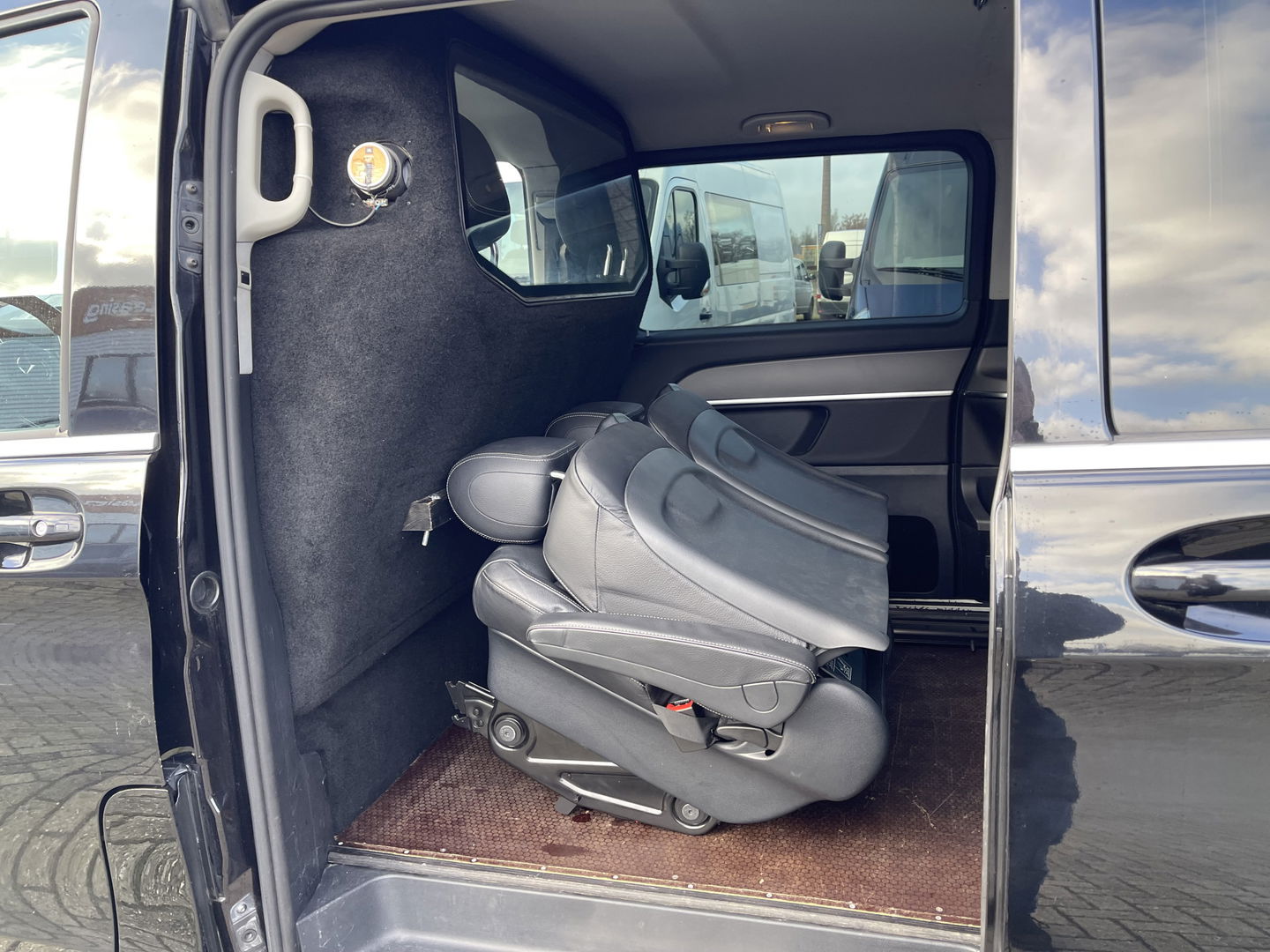 Mercedes-Benz V-Klasse 250d 190pk automaat Lang L2H1 Avantgarde 2 persoons / enkel cabine / vaste prijs rijklaar € 34.950 marge / extra stoelen los aanwezig / dubbele electrische schuifdeur / trekhaak / vol opties !
