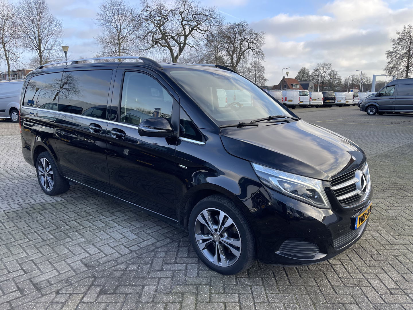 Mercedes-Benz V-Klasse 250d 190pk automaat Lang L2H1 Avantgarde 2 persoons / enkel cabine / vaste prijs rijklaar € 34.950 marge / extra stoelen los aanwezig / dubbele electrische schuifdeur / trekhaak / vol opties !