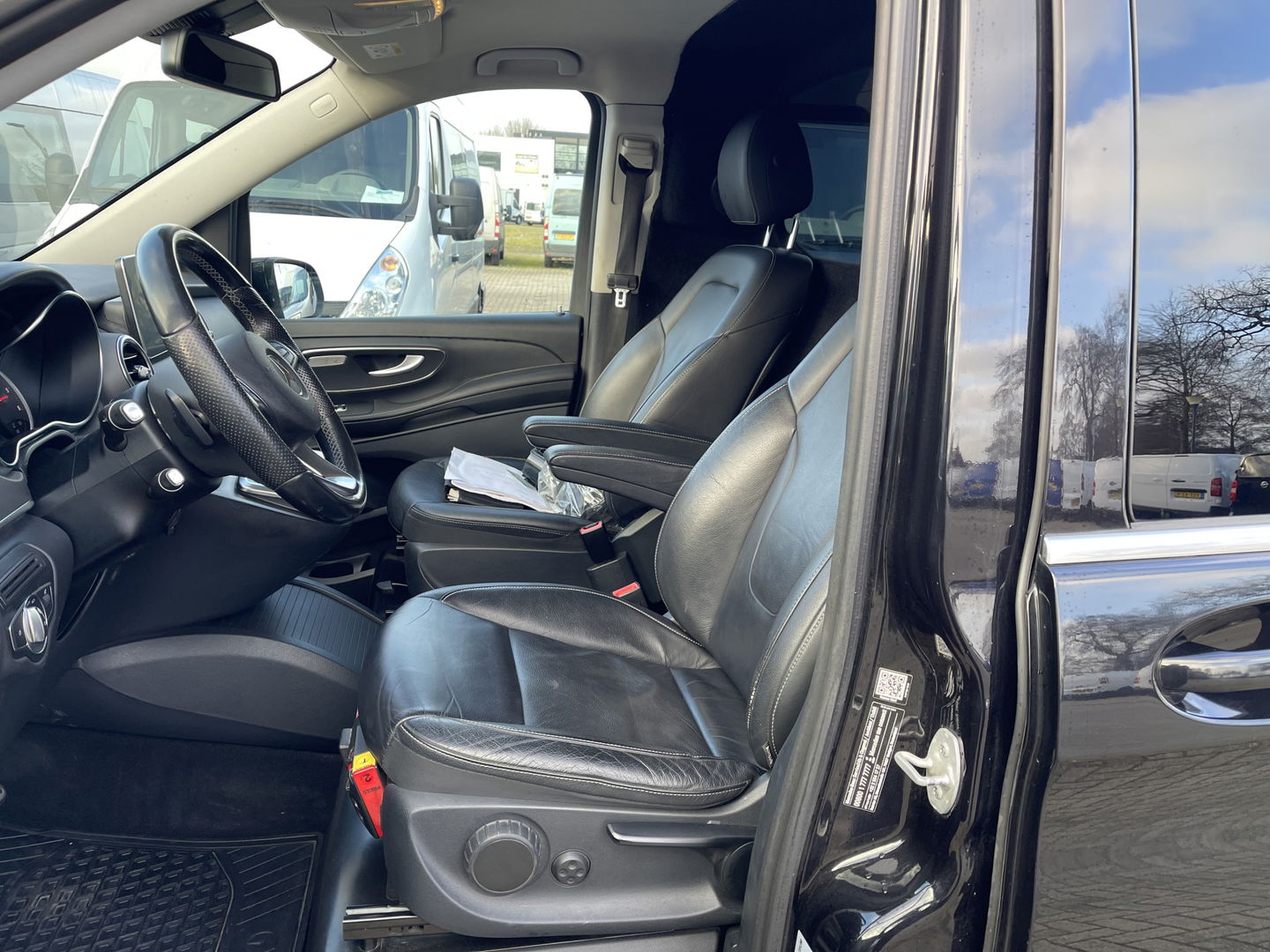 Mercedes-Benz V-Klasse 250d 190pk automaat Lang L2H1 Avantgarde 2 persoons / enkel cabine / vaste prijs rijklaar € 34.950 marge / extra stoelen los aanwezig / dubbele electrische schuifdeur / trekhaak / vol opties !