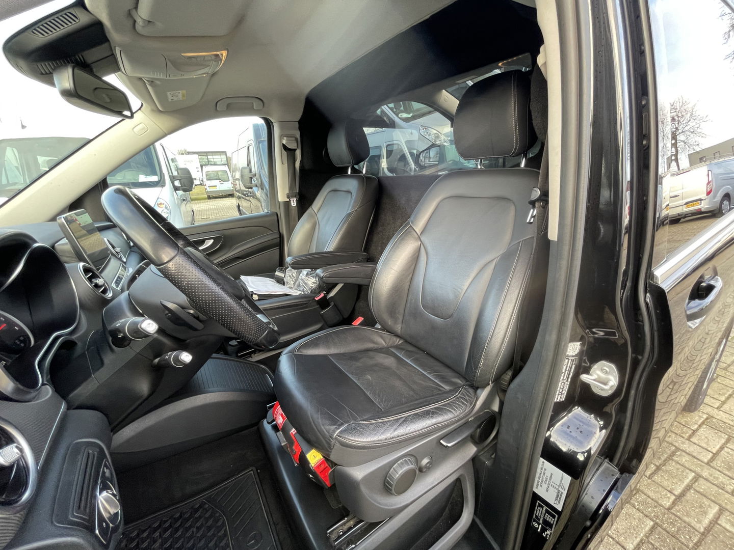 Mercedes-Benz V-Klasse 250d 190pk automaat Lang L2H1 Avantgarde 2 persoons / enkel cabine / vaste prijs rijklaar € 34.950 marge / extra stoelen los aanwezig / dubbele electrische schuifdeur / trekhaak / vol opties !