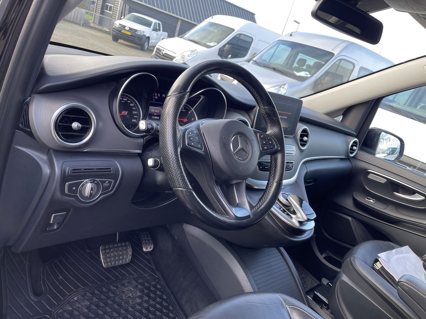 Mercedes-Benz V-Klasse 250d 190pk automaat Lang L2H1 Avantgarde 2 persoons / enkel cabine / vaste prijs rijklaar € 34.950 marge / extra stoelen los aanwezig / dubbele electrische schuifdeur / trekhaak / vol opties !