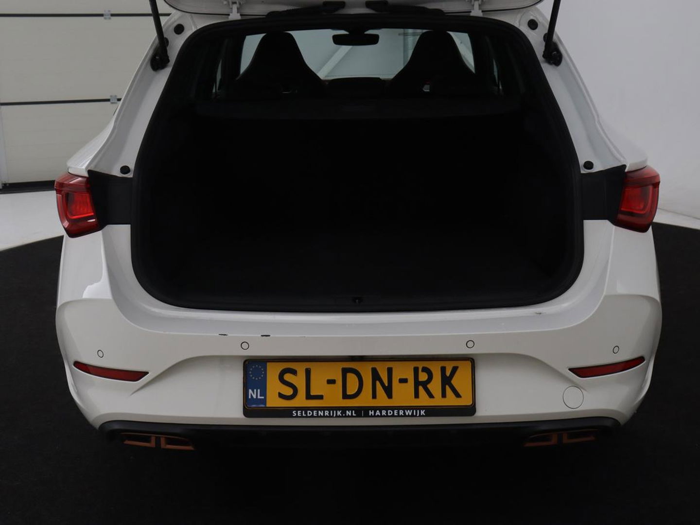 CUPRA Leon 1.4 eHybrid VZ | 245pk | Panoramadak | Stoelverwarming | Camera | Carplay | Adaptive cruise | Keyless | Navigatie | 19'' | Sportstoelen | Full LED | PHEV | Plug In