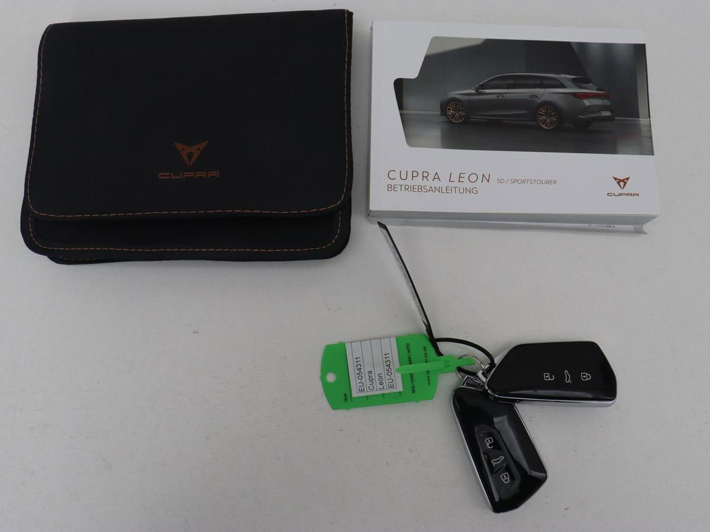 CUPRA Leon 1.4 eHybrid VZ | 245pk | Panoramadak | Stoelverwarming | Camera | Carplay | Adaptive cruise | Keyless | Navigatie | 19'' | Sportstoelen | Full LED | PHEV | Plug In