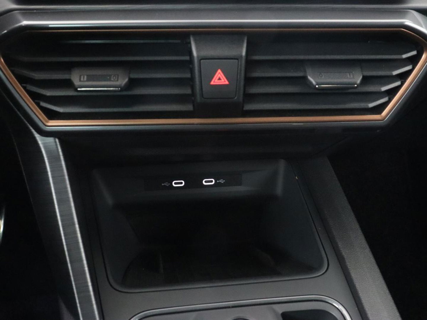 CUPRA Leon 1.4 eHybrid VZ | 245pk | Panoramadak | Stoelverwarming | Camera | Carplay | Adaptive cruise | Keyless | Navigatie | 19'' | Sportstoelen | Full LED | PHEV | Plug In