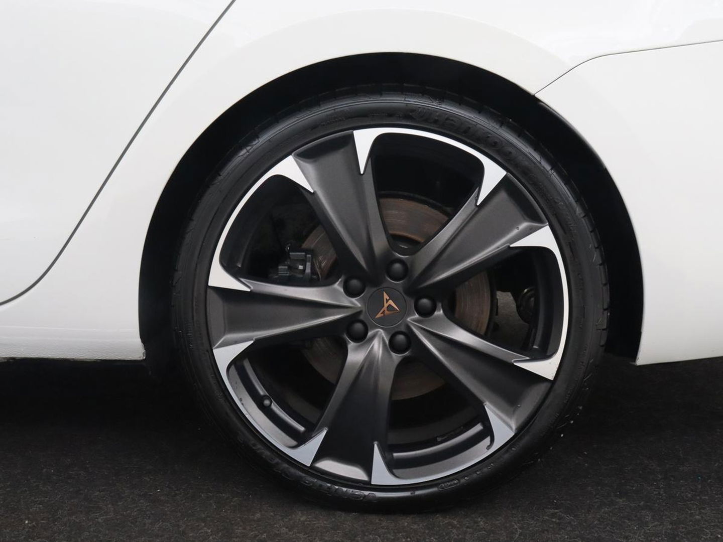 CUPRA Leon 1.4 eHybrid VZ | 245pk | Panoramadak | Stoelverwarming | Camera | Carplay | Adaptive cruise | Keyless | Navigatie | 19'' | Sportstoelen | Full LED | PHEV | Plug In