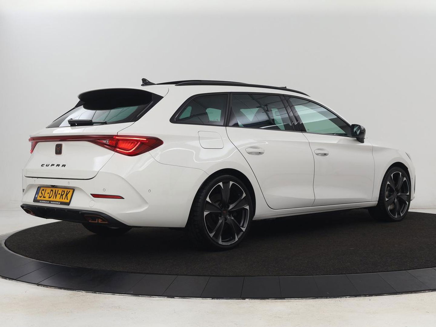 CUPRA Leon 1.4 eHybrid VZ | 245pk | Panoramadak | Stoelverwarming | Camera | Carplay | Adaptive cruise | Keyless | Navigatie | 19'' | Sportstoelen | Full LED | PHEV | Plug In