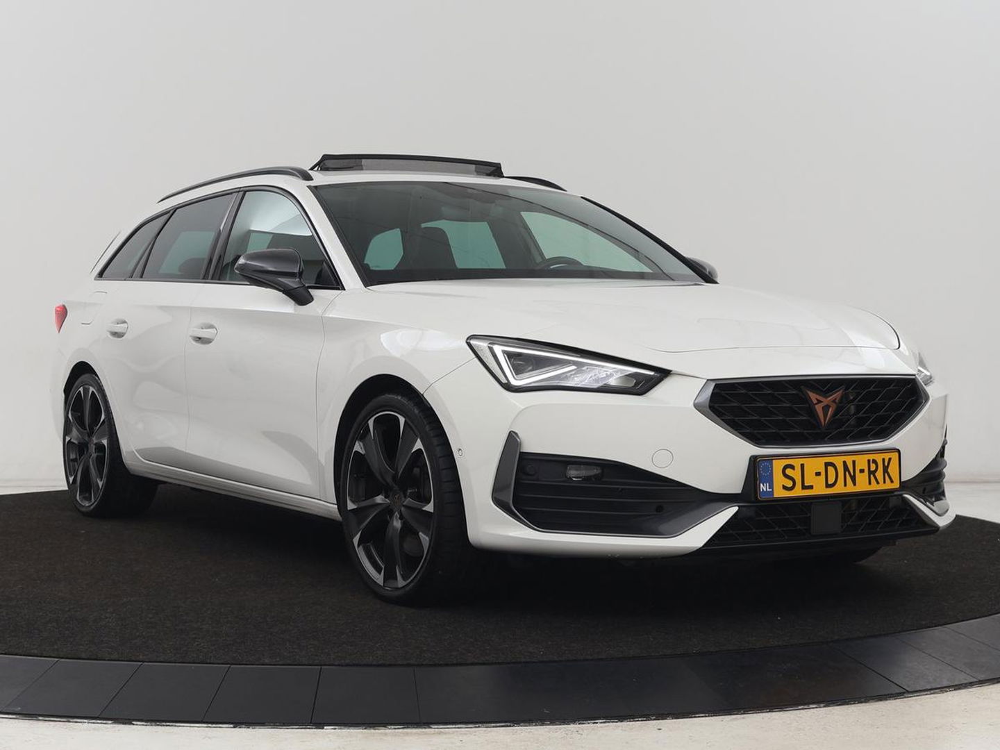 CUPRA Leon 1.4 eHybrid VZ | 245pk | Panoramadak | Stoelverwarming | Camera | Carplay | Adaptive cruise | Keyless | Navigatie | 19'' | Sportstoelen | Full LED | PHEV | Plug In
