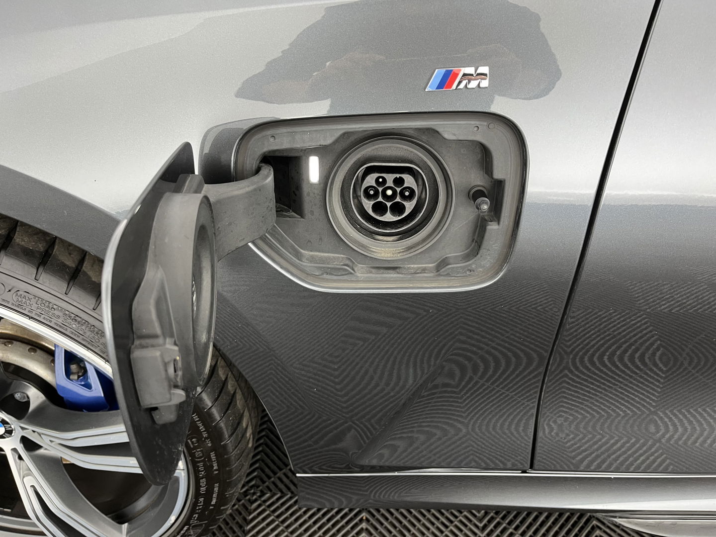 BMW 3-serie 330e M-Sportpack High Executive Performance Pack (INCL-BTW) *HEAD-UP | FULL-LEATHER | FULL-LED | HIFI-SOUND | CAMERA | HEATED-SPORTSEATS | CARPLAY | DIGI-COCKPIT | NAVI-FULLMAP | AMBIENT-LIGHT | ECC | PDC | CRUISE | 19''ALU*