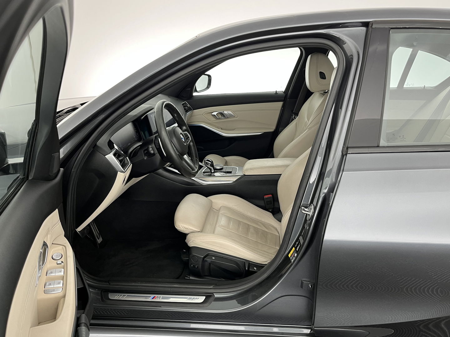 BMW 3-serie 330e M-Sportpack High Executive Performance Pack (INCL-BTW) *HEAD-UP | FULL-LEATHER | FULL-LED | HIFI-SOUND | CAMERA | HEATED-SPORTSEATS | CARPLAY | DIGI-COCKPIT | NAVI-FULLMAP | AMBIENT-LIGHT | ECC | PDC | CRUISE | 19''ALU*