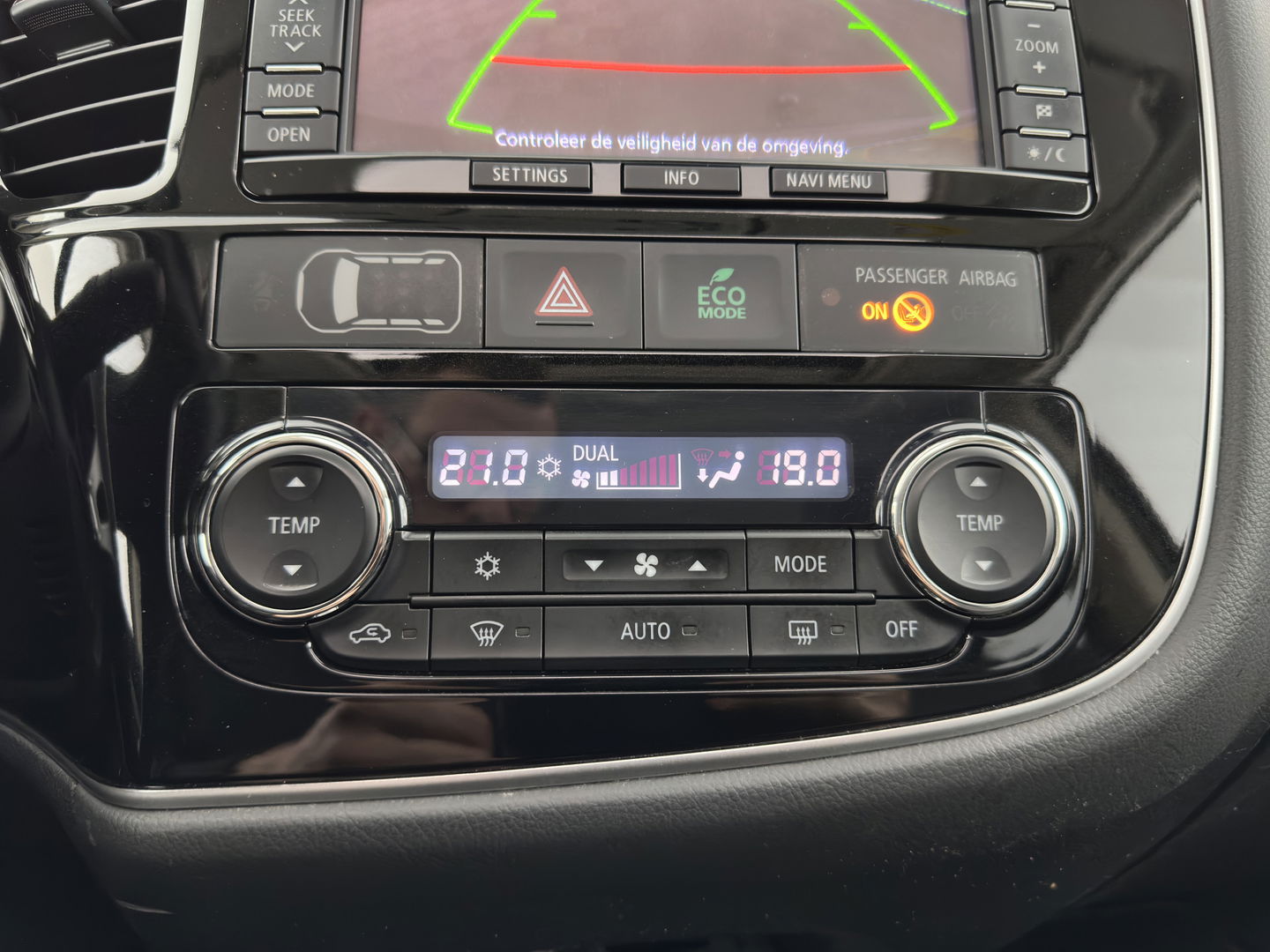 Mitsubishi Outlander 2.0 PHEV Instyle+ (Plug-In) Aut.* FULL-LEATHER | XENON | NAVI-FULLMAP | KEYLESS | CAMERA | HEATED-COMFORTSEATS | ECC | SHIFT-PADDELS | PDC | CRUISE | DAB | TOWBAR | PRIVACY-GLASS | LANE-ASSIST | 18'' ALU*