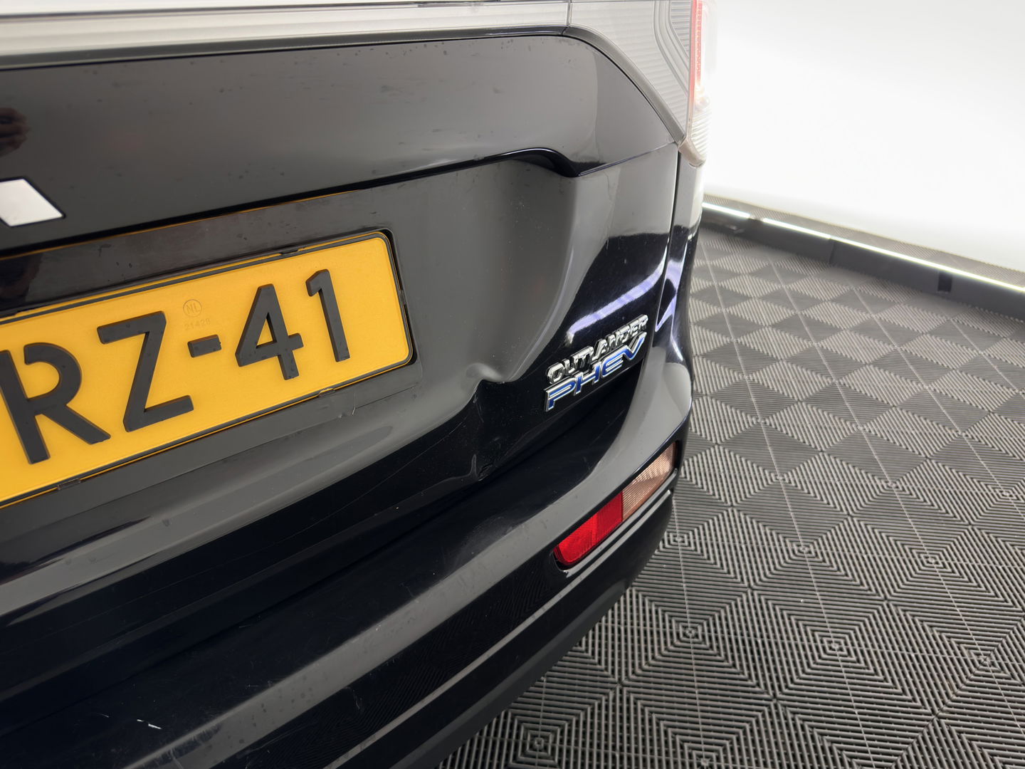 Mitsubishi Outlander 2.0 PHEV Instyle+ (Plug-In) Aut.* FULL-LEATHER | XENON | NAVI-FULLMAP | KEYLESS | CAMERA | HEATED-COMFORTSEATS | ECC | SHIFT-PADDELS | PDC | CRUISE | DAB | TOWBAR | PRIVACY-GLASS | LANE-ASSIST | 18'' ALU*