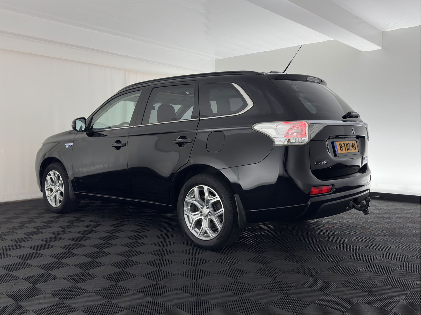 Mitsubishi Outlander 2.0 PHEV Instyle+ (Plug-In) Aut.* FULL-LEATHER | XENON | NAVI-FULLMAP | KEYLESS | CAMERA | HEATED-COMFORTSEATS | ECC | SHIFT-PADDELS | PDC | CRUISE | DAB | TOWBAR | PRIVACY-GLASS | LANE-ASSIST | 18'' ALU*