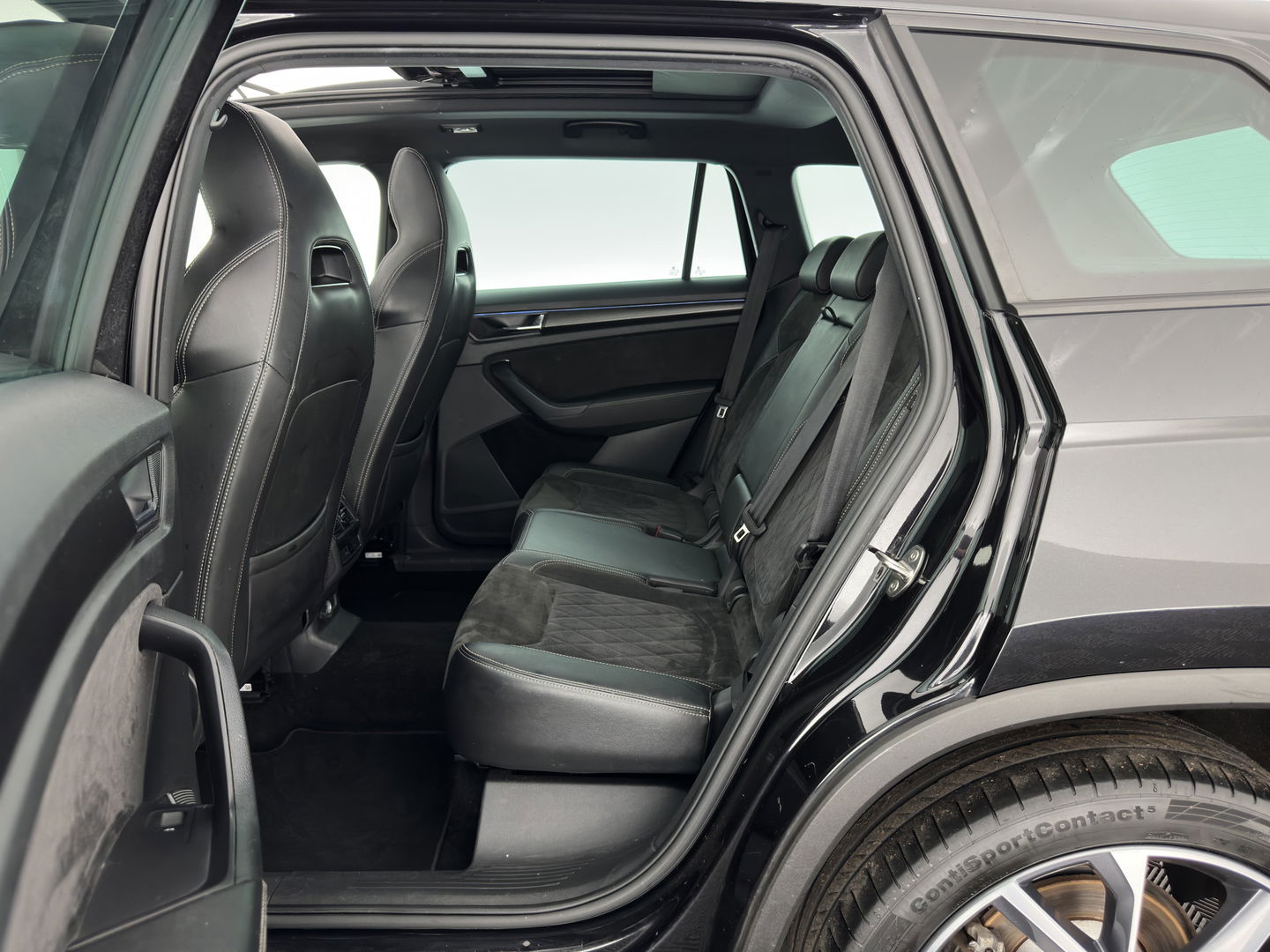 Škoda Kodiaq 1.5 TSI Sportline Business (INCL-BTW) Aut. *PANO | LEATHER-MICROFIBRE | FULL-LED | MEMORY-PACK | SPORTSEATS | SHIFT-PADDLES | ADAPTIVE-CRUISE | DIGI-COCKPIT | NAVI-FULLMAP | CANTON-AUDIO | DAB | AMBIENT-LIGHT | KEYLESS