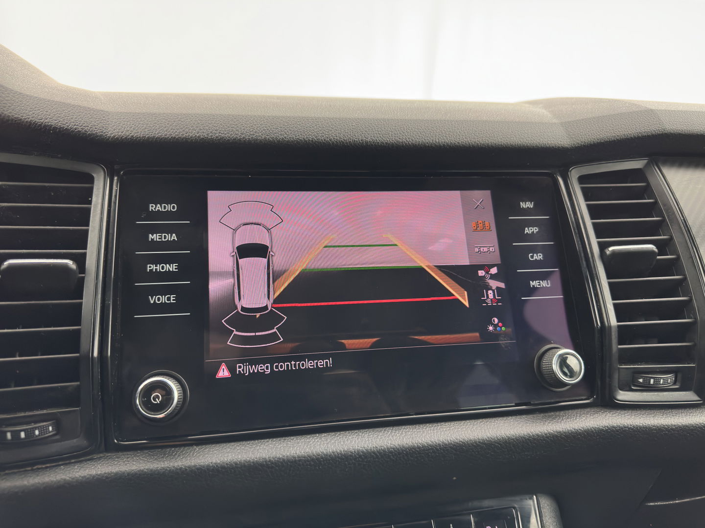 Škoda Kodiaq 1.5 TSI Sportline Business (INCL-BTW) Aut. *PANO | LEATHER-MICROFIBRE | FULL-LED | MEMORY-PACK | SPORTSEATS | SHIFT-PADDLES | ADAPTIVE-CRUISE | DIGI-COCKPIT | NAVI-FULLMAP | CANTON-AUDIO | DAB | AMBIENT-LIGHT | KEYLESS