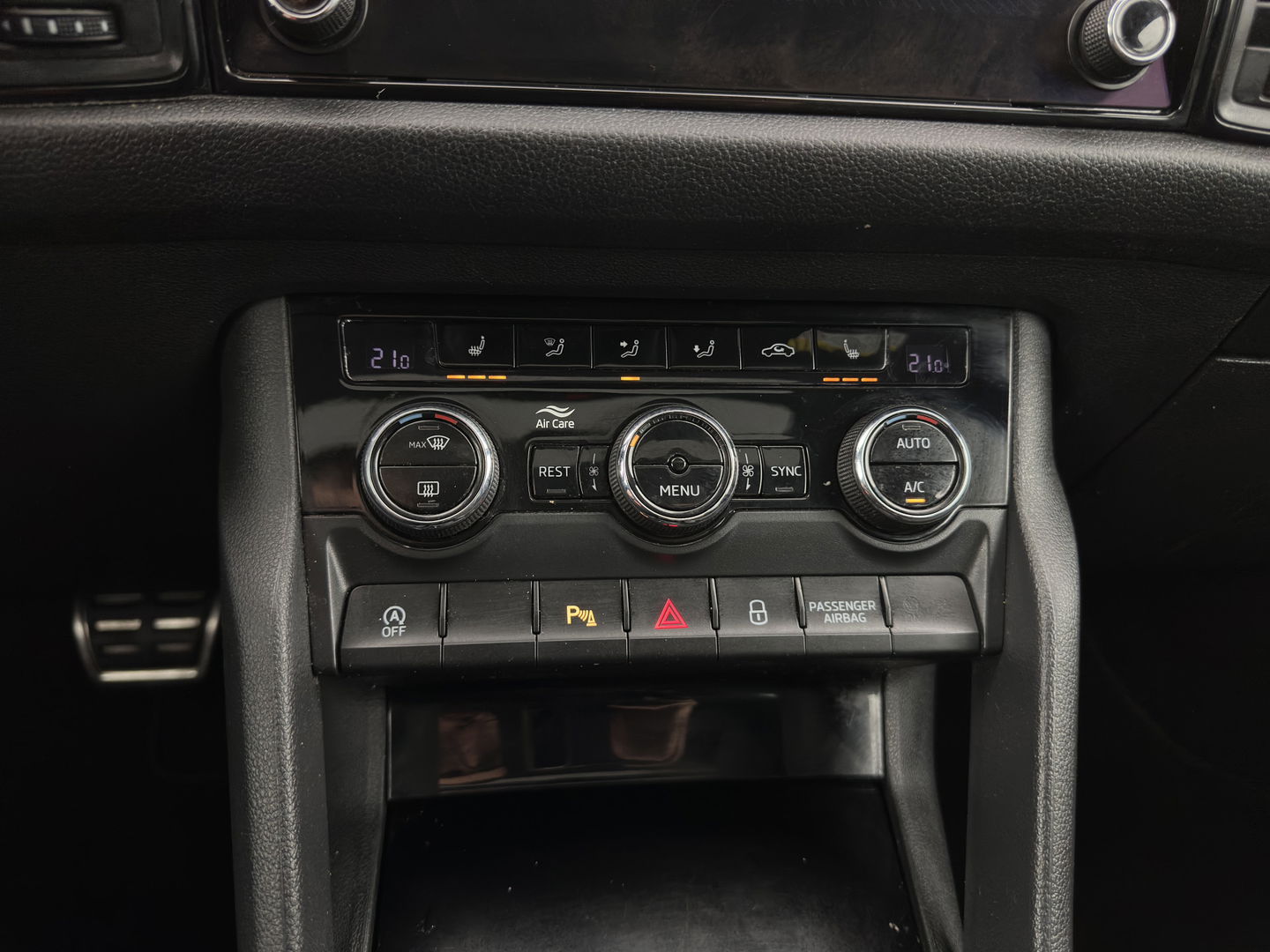 Škoda Kodiaq 1.5 TSI Sportline Business (INCL-BTW) Aut. *PANO | LEATHER-MICROFIBRE | FULL-LED | MEMORY-PACK | SPORTSEATS | SHIFT-PADDLES | ADAPTIVE-CRUISE | DIGI-COCKPIT | NAVI-FULLMAP | CANTON-AUDIO | DAB | AMBIENT-LIGHT | KEYLESS