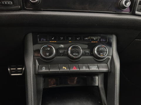 Škoda Kodiaq 1.5 TSI Sportline Business (INCL-BTW) Aut. *PANO | LEATHER-MICROFIBRE | FULL-LED | MEMORY-PACK | SPORTSEATS | SHIFT-PADDLES | ADAPTIVE-CRUISE | DIGI-COCKPIT | NAVI-FULLMAP | CANTON-AUDIO | DAB | AMBIENT-LIGHT | KEYLESS