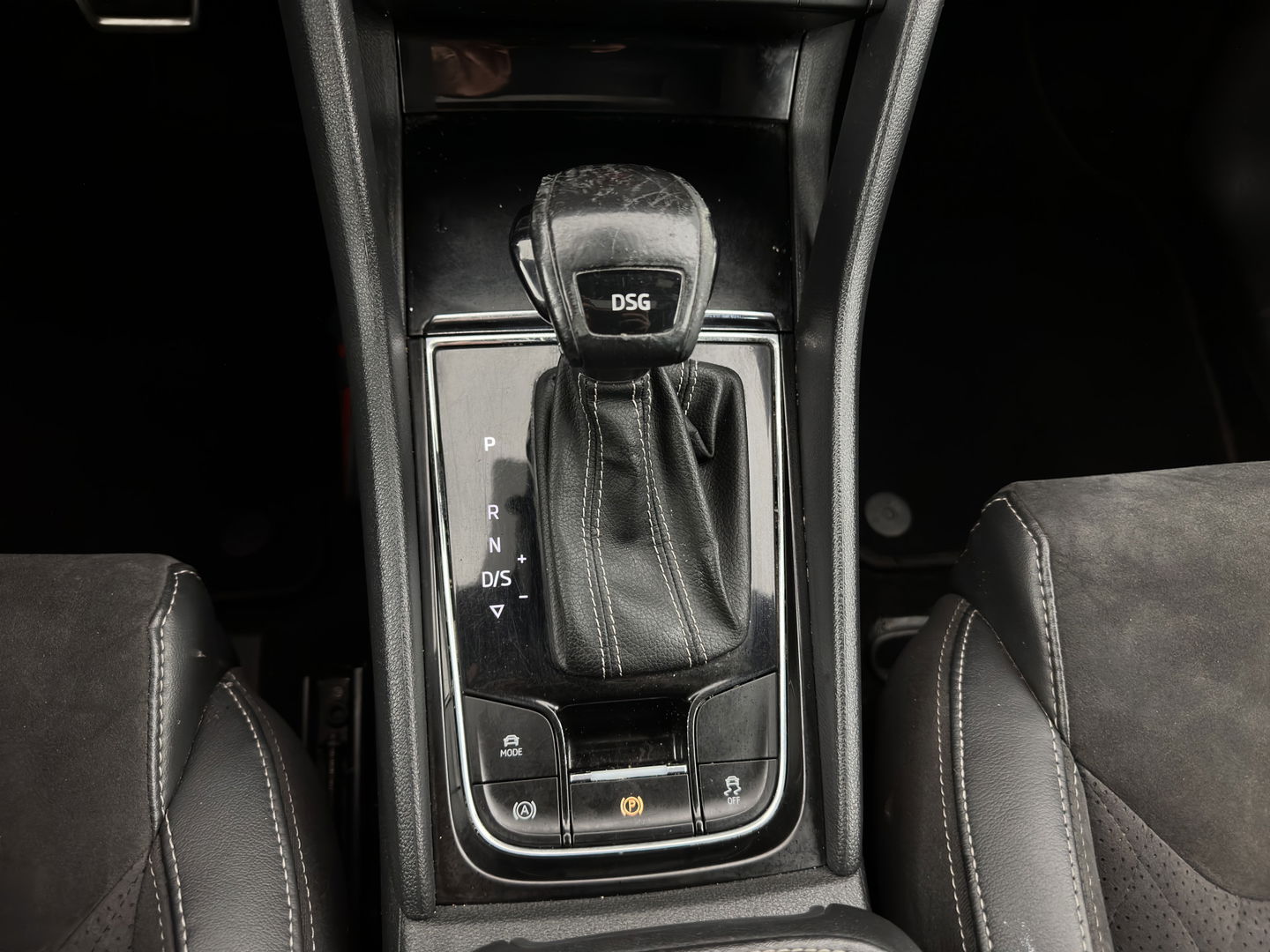 Škoda Kodiaq 1.5 TSI Sportline Business (INCL-BTW) Aut. *PANO | LEATHER-MICROFIBRE | FULL-LED | MEMORY-PACK | SPORTSEATS | SHIFT-PADDLES | ADAPTIVE-CRUISE | DIGI-COCKPIT | NAVI-FULLMAP | CANTON-AUDIO | DAB | AMBIENT-LIGHT | KEYLESS