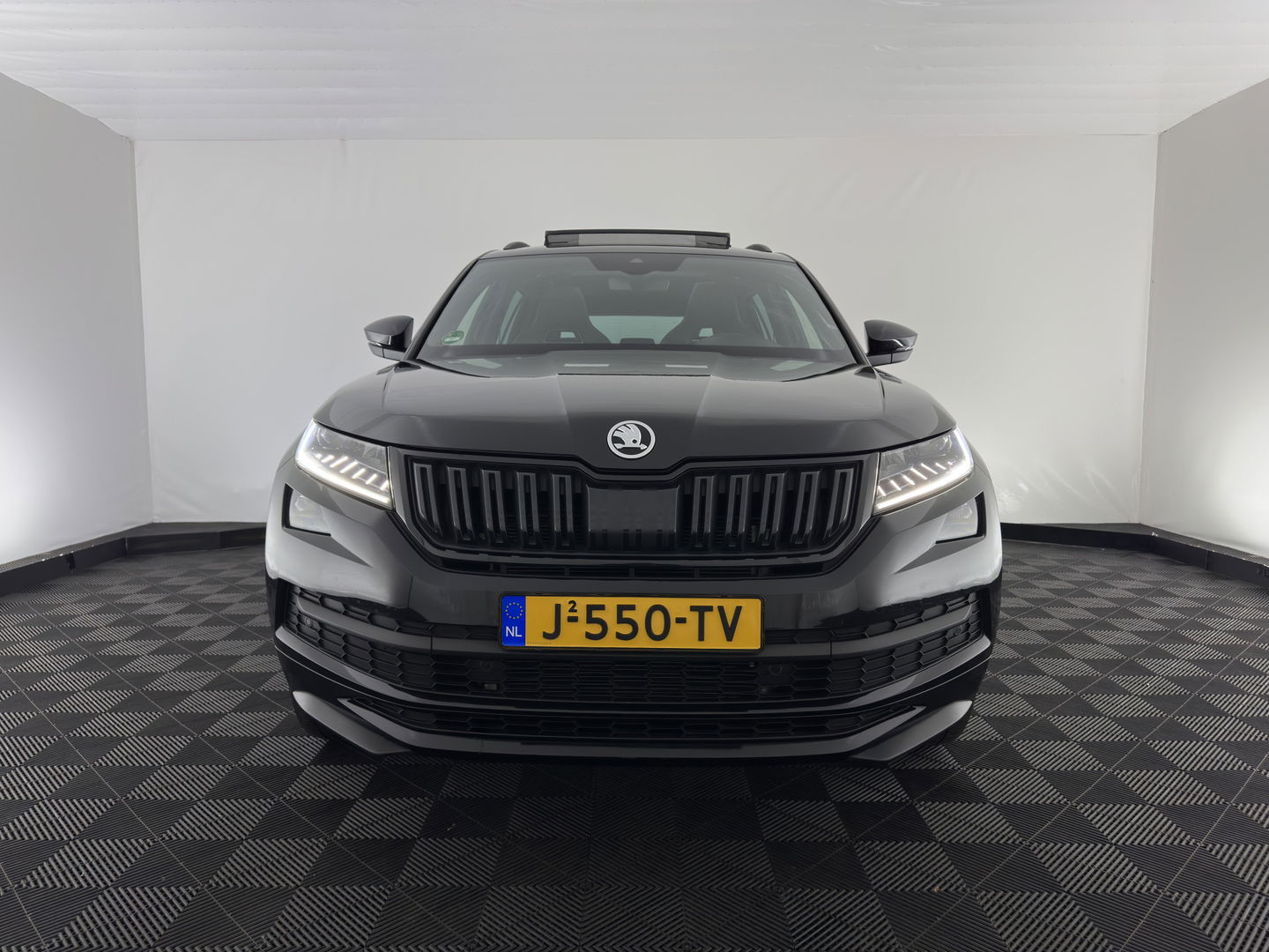 Škoda Kodiaq 1.5 TSI Sportline Business (INCL-BTW) Aut. *PANO | LEATHER-MICROFIBRE | FULL-LED | MEMORY-PACK | SPORTSEATS | SHIFT-PADDLES | ADAPTIVE-CRUISE | DIGI-COCKPIT | NAVI-FULLMAP | CANTON-AUDIO | DAB | AMBIENT-LIGHT | KEYLESS