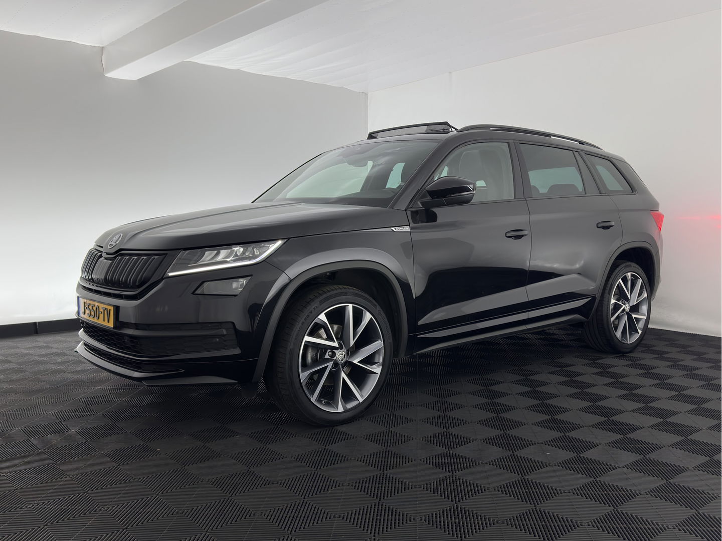 Škoda Kodiaq 1.5 TSI Sportline Business (INCL-BTW) Aut. *PANO | LEATHER-MICROFIBRE | FULL-LED | MEMORY-PACK | SPORTSEATS | SHIFT-PADDLES | ADAPTIVE-CRUISE | DIGI-COCKPIT | NAVI-FULLMAP | CANTON-AUDIO | DAB | AMBIENT-LIGHT | KEYLESS