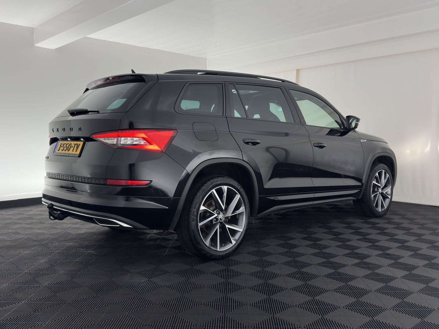 Škoda Kodiaq 1.5 TSI Sportline Business (INCL-BTW) Aut. *PANO | LEATHER-MICROFIBRE | FULL-LED | MEMORY-PACK | SPORTSEATS | SHIFT-PADDLES | ADAPTIVE-CRUISE | DIGI-COCKPIT | NAVI-FULLMAP | CANTON-AUDIO | DAB | AMBIENT-LIGHT | KEYLESS