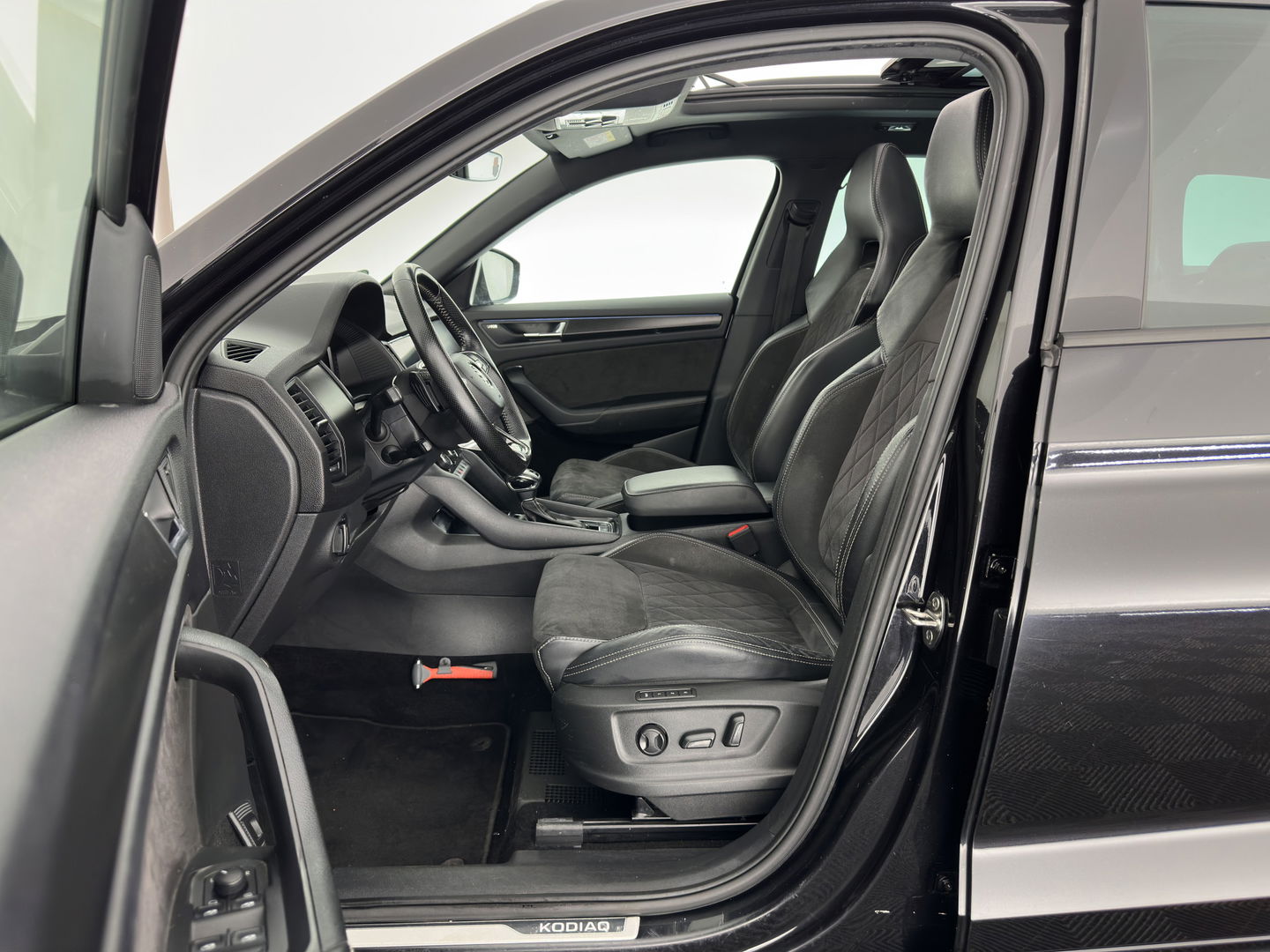 Škoda Kodiaq 1.5 TSI Sportline Business (INCL-BTW) Aut. *PANO | LEATHER-MICROFIBRE | FULL-LED | MEMORY-PACK | SPORTSEATS | SHIFT-PADDLES | ADAPTIVE-CRUISE | DIGI-COCKPIT | NAVI-FULLMAP | CANTON-AUDIO | DAB | AMBIENT-LIGHT | KEYLESS