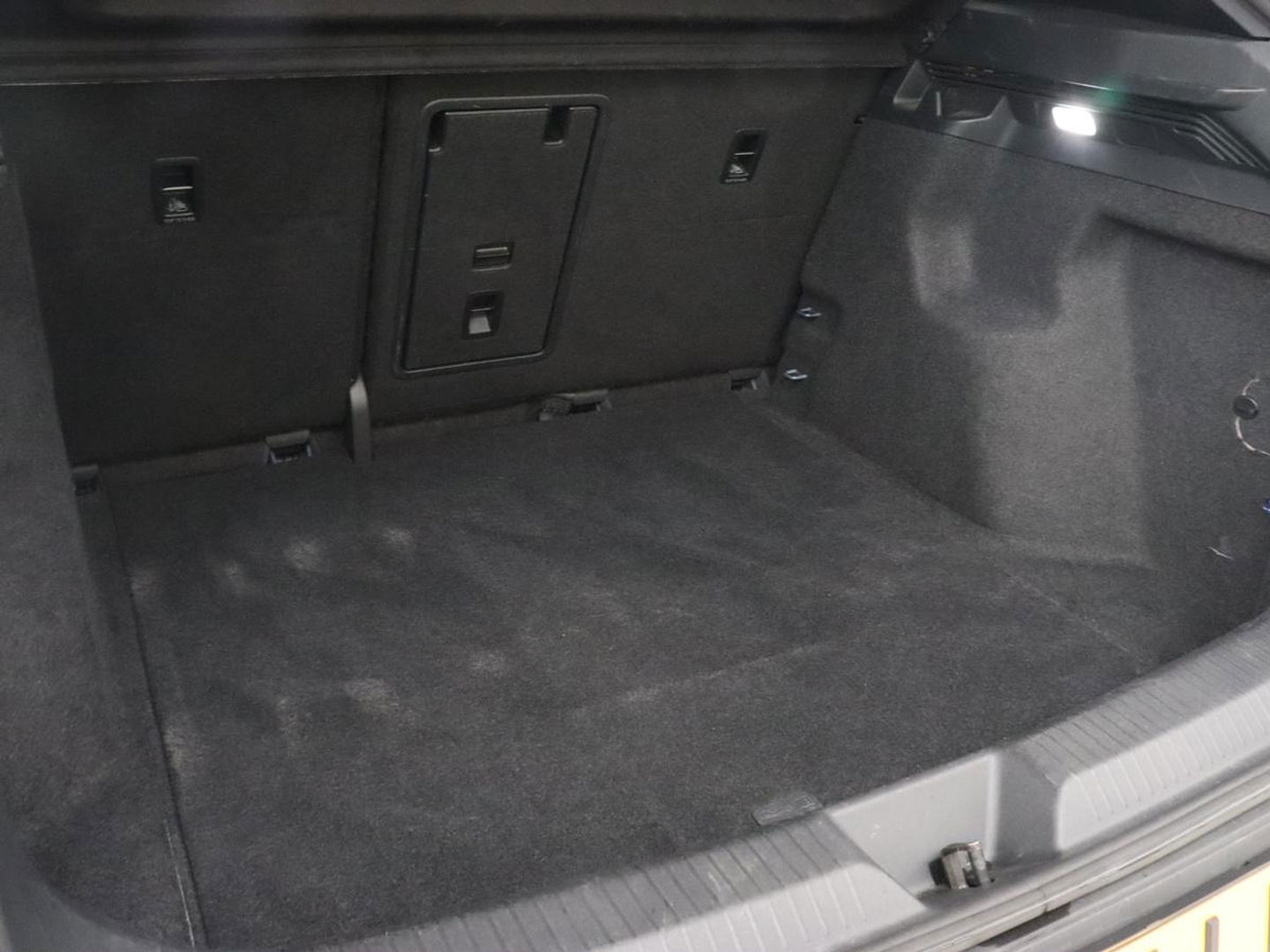 Volkswagen ID.4 First 77 kWh | Stoel & stuurverwarming | Camera | Carplay | Adaptive cruise | Half leder | 20'' | Navigatie | DAB | Sfeerverlichting