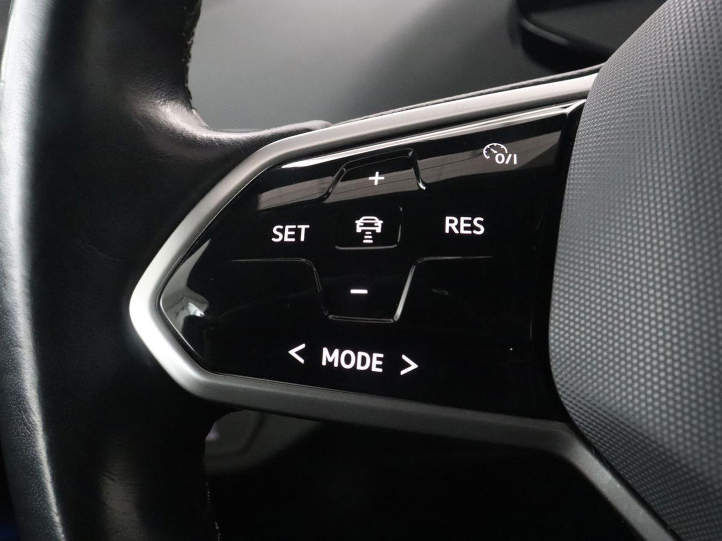 Volkswagen ID.4 First 77 kWh | Stoel & stuurverwarming | Camera | Carplay | Adaptive cruise | Half leder | 20'' | Navigatie | DAB | Sfeerverlichting