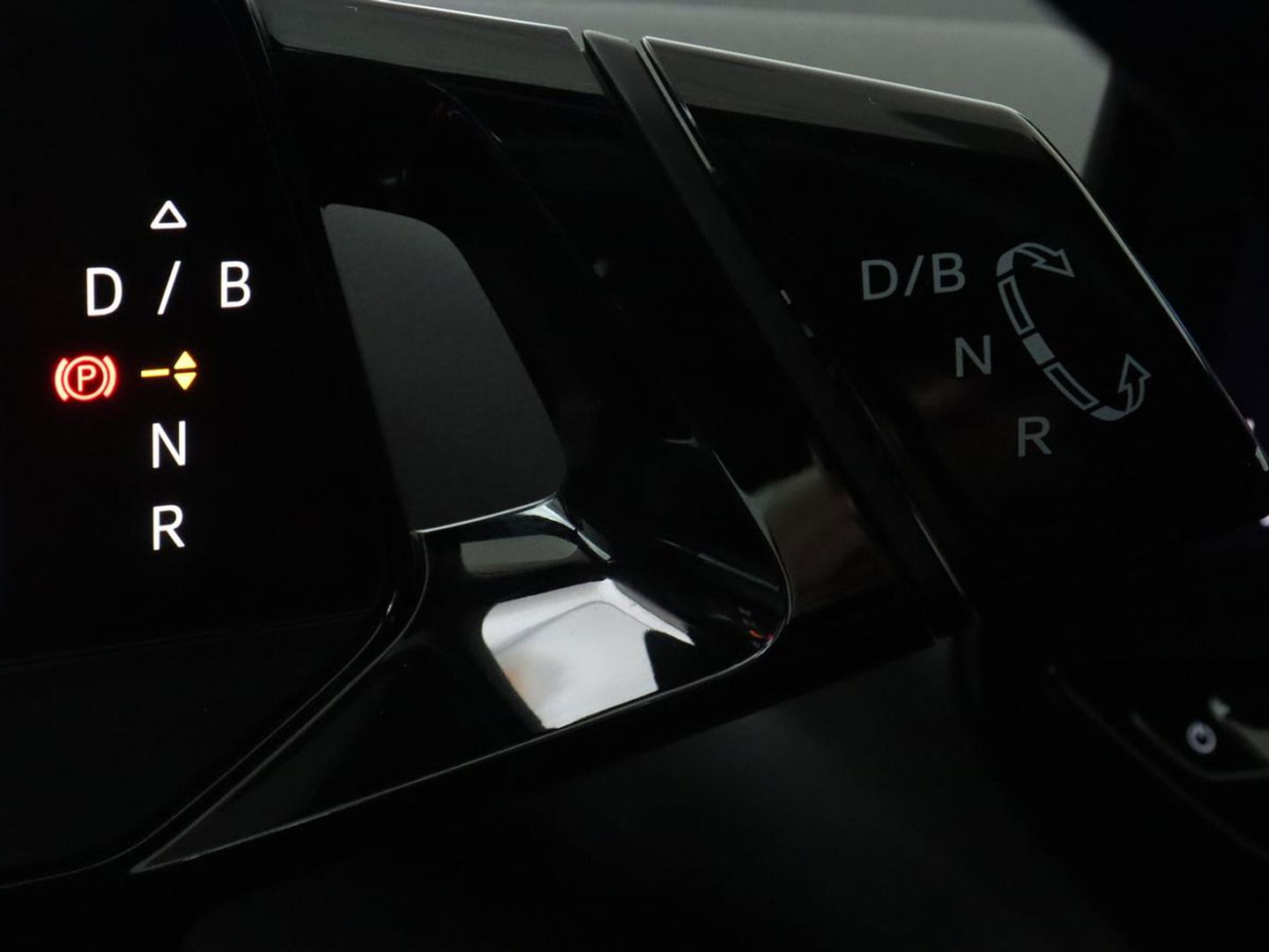 Volkswagen ID.4 First 77 kWh | Stoel & stuurverwarming | Camera | Carplay | Adaptive cruise | Half leder | 20'' | Navigatie | DAB | Sfeerverlichting