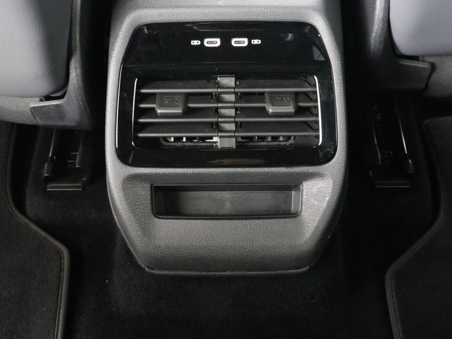 Volkswagen ID.4 First 77 kWh | Stoel & stuurverwarming | Camera | Carplay | Adaptive cruise | Half leder | 20'' | Navigatie | DAB | Sfeerverlichting