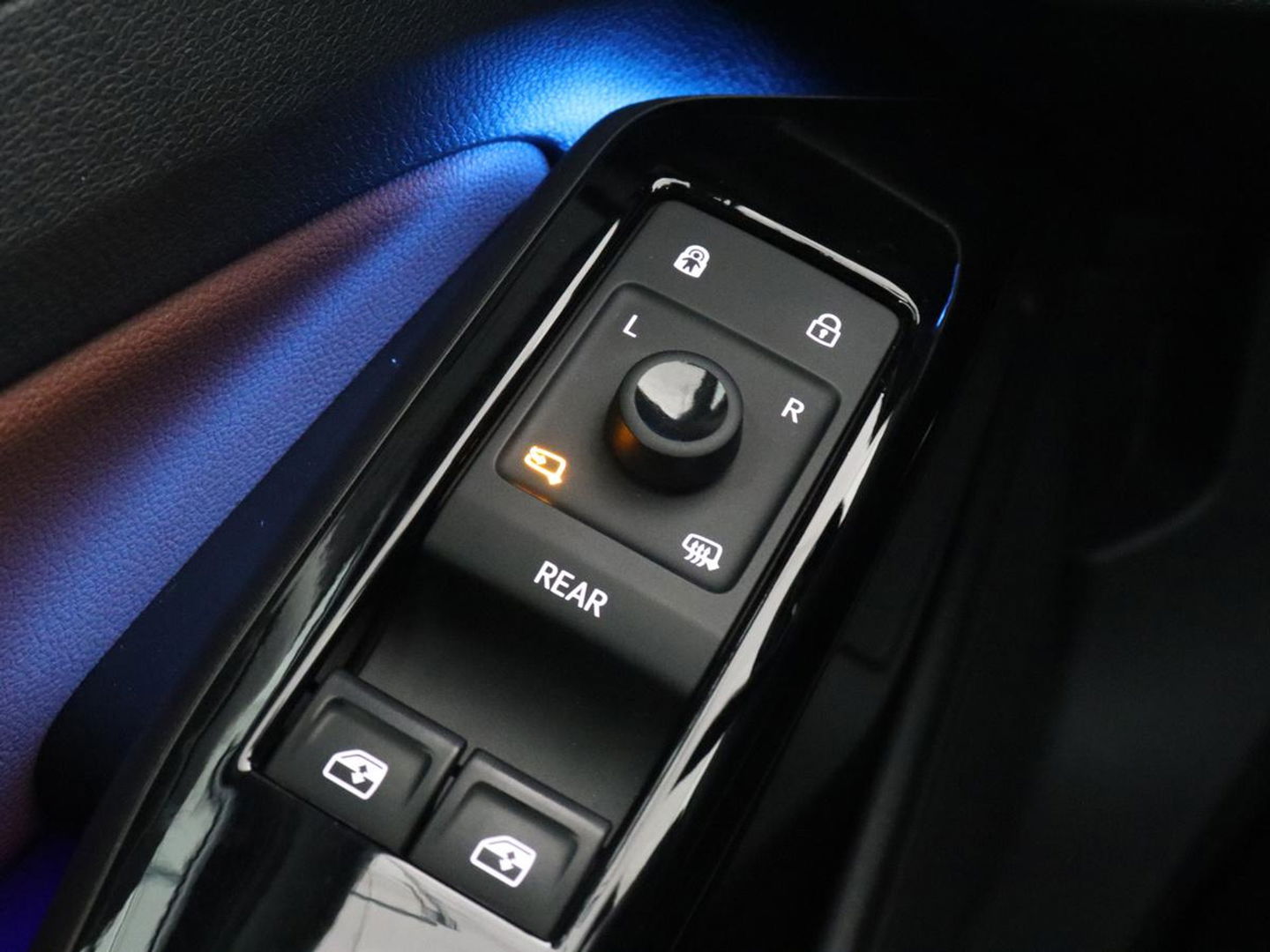 Volkswagen ID.4 First 77 kWh | Stoel & stuurverwarming | Camera | Carplay | Adaptive cruise | Half leder | 20'' | Navigatie | DAB | Sfeerverlichting