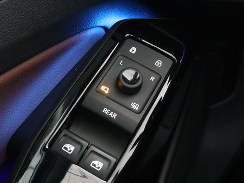 Volkswagen ID.4 First 77 kWh | Stoel & stuurverwarming | Camera | Carplay | Adaptive cruise | Half leder | 20'' | Navigatie | DAB | Sfeerverlichting