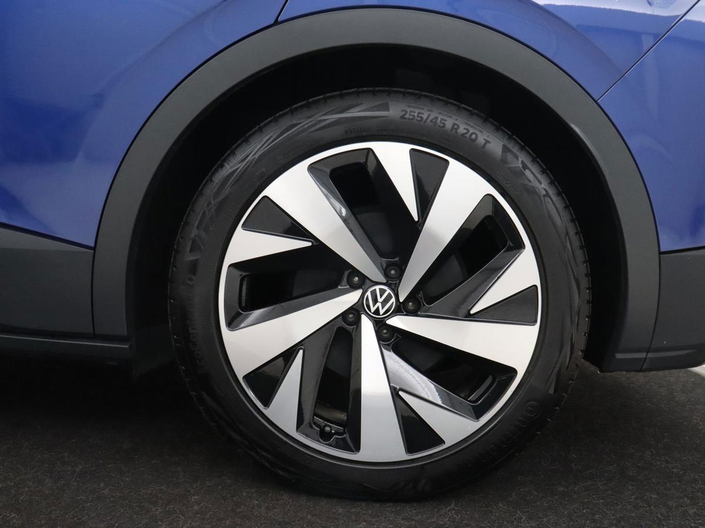 Volkswagen ID.4 First 77 kWh | Stoel & stuurverwarming | Camera | Carplay | Adaptive cruise | Half leder | 20'' | Navigatie | DAB | Sfeerverlichting