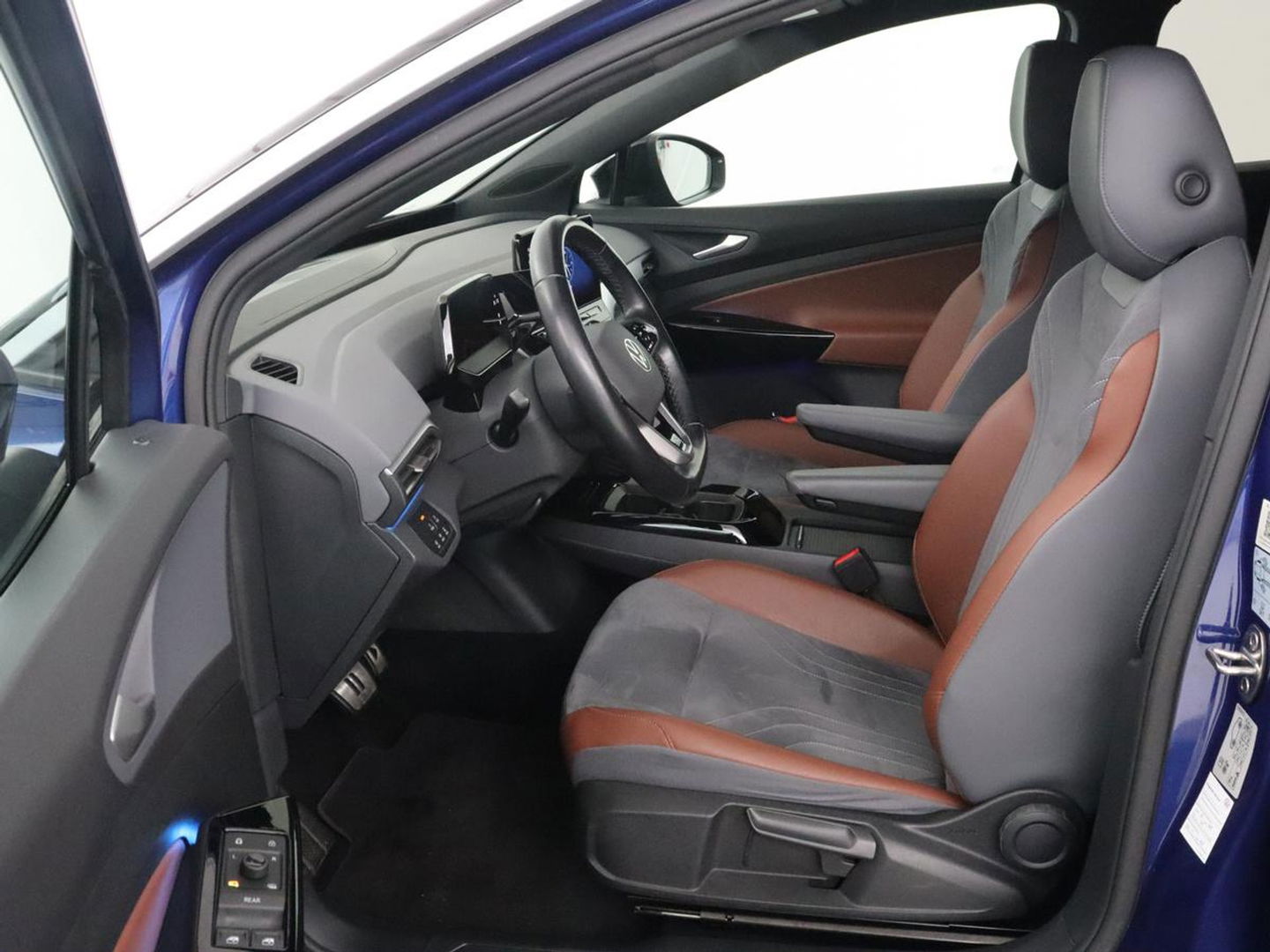 Volkswagen ID.4 First 77 kWh | Stoel & stuurverwarming | Camera | Carplay | Adaptive cruise | Half leder | 20'' | Navigatie | DAB | Sfeerverlichting