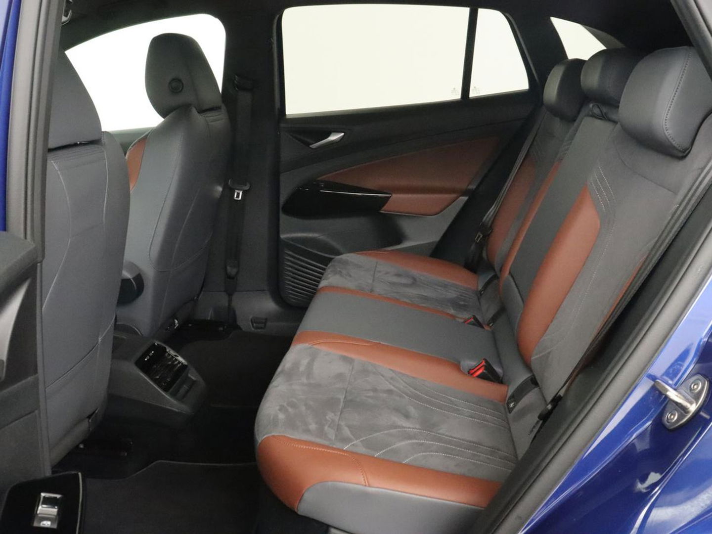 Volkswagen ID.4 First 77 kWh | Stoel & stuurverwarming | Camera | Carplay | Adaptive cruise | Half leder | 20'' | Navigatie | DAB | Sfeerverlichting