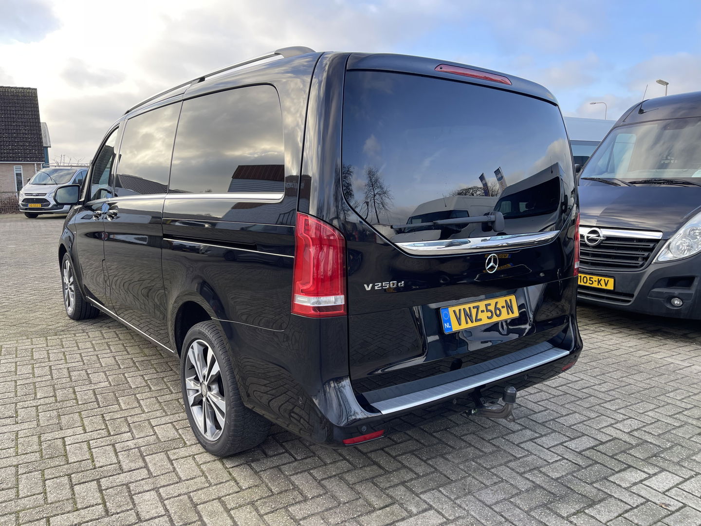 Mercedes-Benz V-Klasse 250d 190pk automaat Lang L2H1 Avantgarde 2 persoons / enkel cabine / vaste prijs rijklaar € 34.950 marge / extra stoelen los aanwezig / dubbele electrische schuifdeur / trekhaak / vol opties !