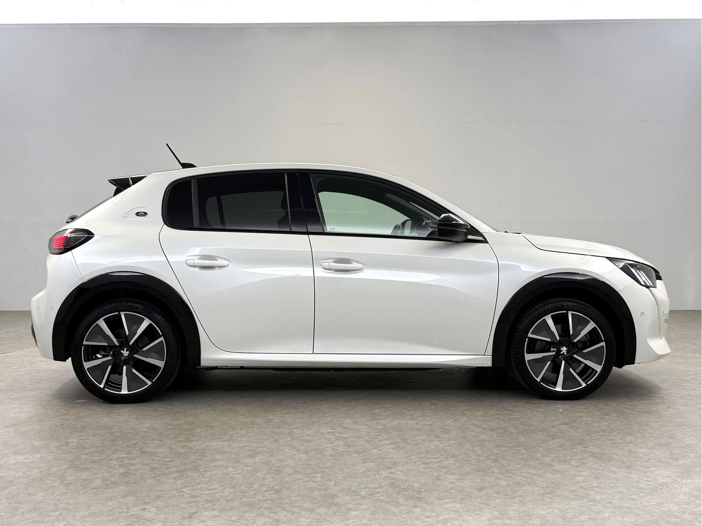 Peugeot 208 EV GT Pack 50 kWh | SOH 94% | Snelladen | Camera | Virtual | Adap. Cruise | Sfeer | Carplay | Stoelverw. | NAP