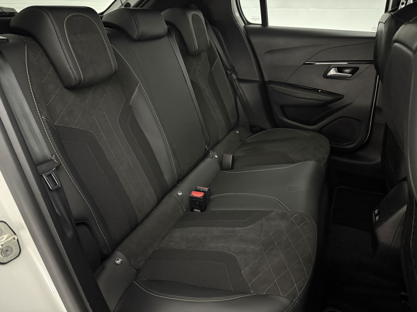 Peugeot e-208 EV GT Pack 50 kWh | SOH 94% | Snelladen | Camera | Virtual | Adap. Cruise | Sfeer | Carplay | Stoelverw. | NAP