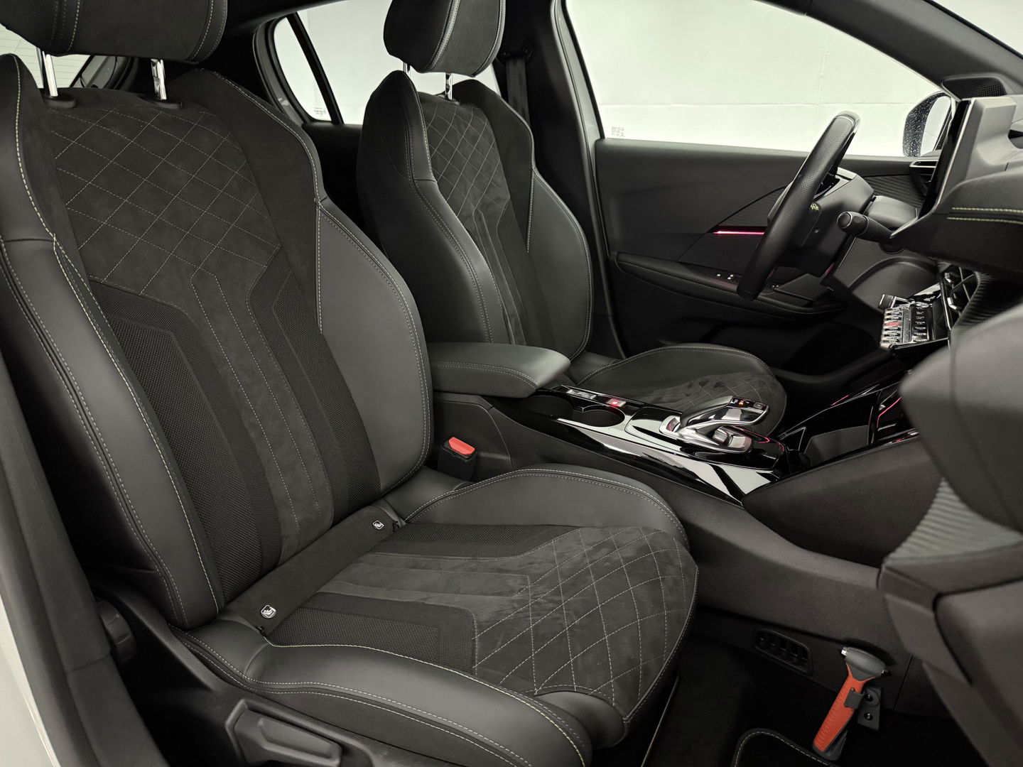 Peugeot 208 EV GT Pack 50 kWh | SOH 94% | Snelladen | Camera | Virtual | Adap. Cruise | Sfeer | Carplay | Stoelverw. | NAP