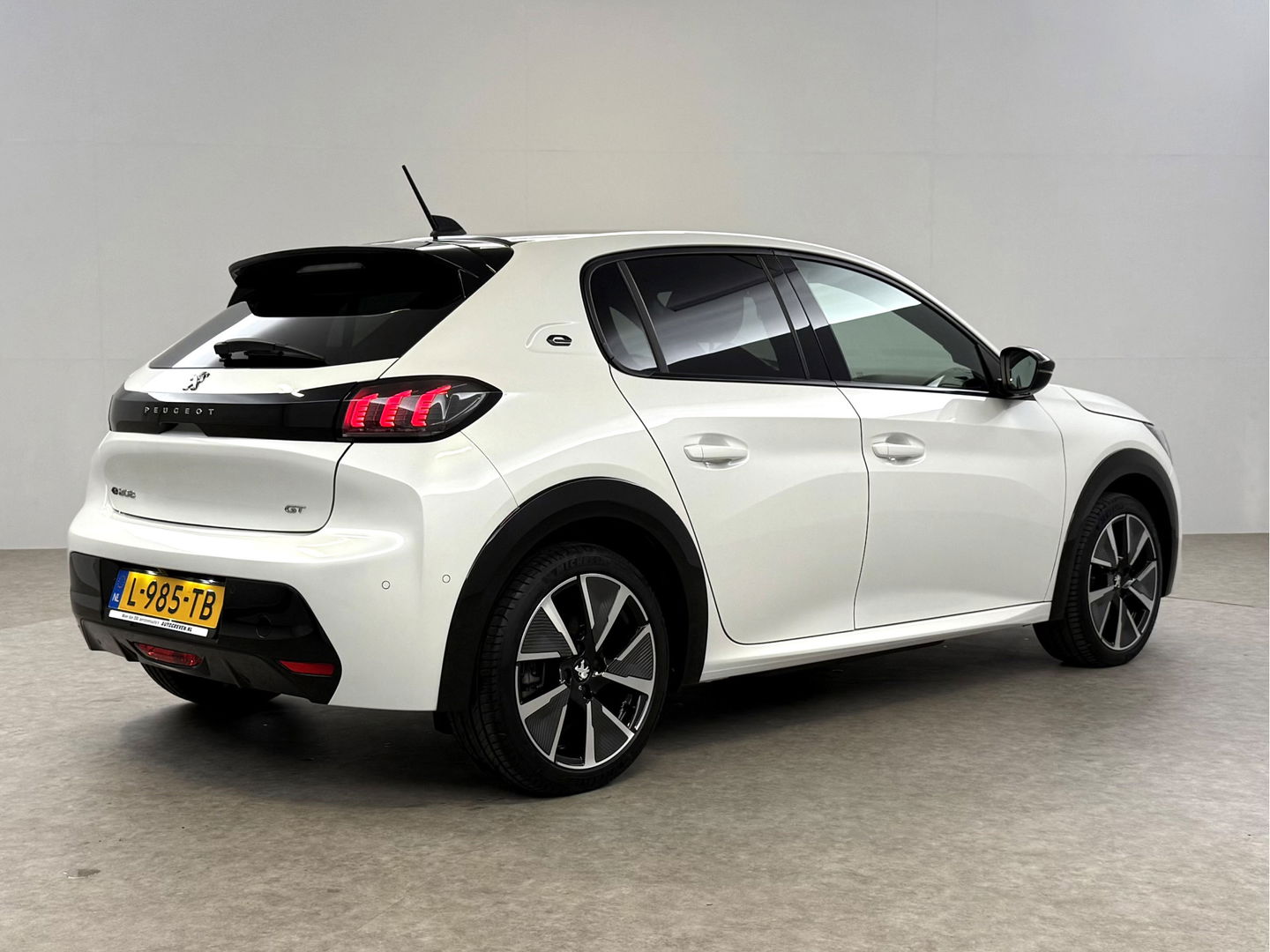 Peugeot 208 EV GT Pack 50 kWh | SOH 94% | Snelladen | Camera | Virtual | Adap. Cruise | Sfeer | Carplay | Stoelverw. | NAP