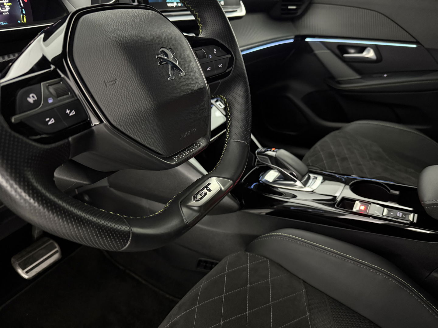 Peugeot e-208 EV GT Pack 50 kWh | SOH 94% | Snelladen | Camera | Virtual | Adap. Cruise | Sfeer | Carplay | Stoelverw. | NAP