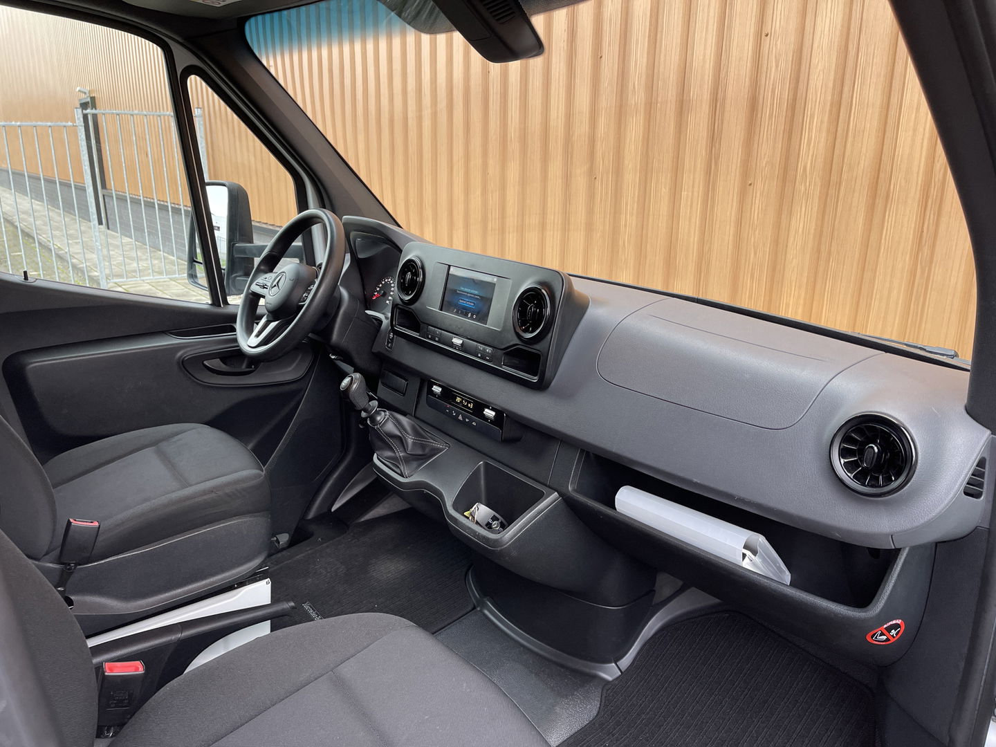Mercedes-Benz Sprinter 211 2.2 CDI L2 | Ex Btw | Apple Carplay | Android Auto | Cruise Control | Airconditioning | Dhollandia Laadklep | Navigatie |