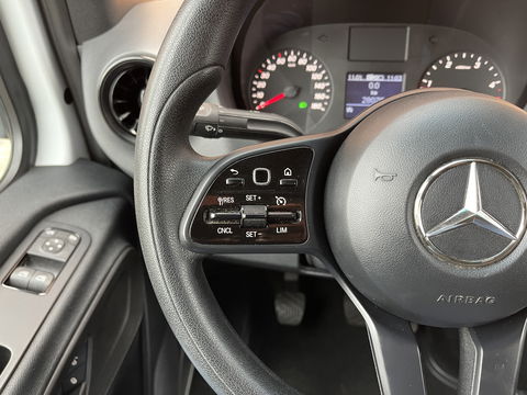 Mercedes-Benz Sprinter 211 2.2 CDI L2 | Ex Btw | Apple Carplay | Android Auto | Cruise Control | Airconditioning | Dhollandia Laadklep | Navigatie |