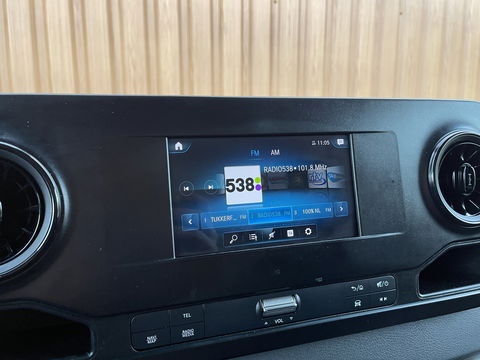 Mercedes-Benz Sprinter 211 2.2 CDI L2 | Ex Btw | Apple Carplay | Android Auto | Cruise Control | Airconditioning | Dhollandia Laadklep | Navigatie |