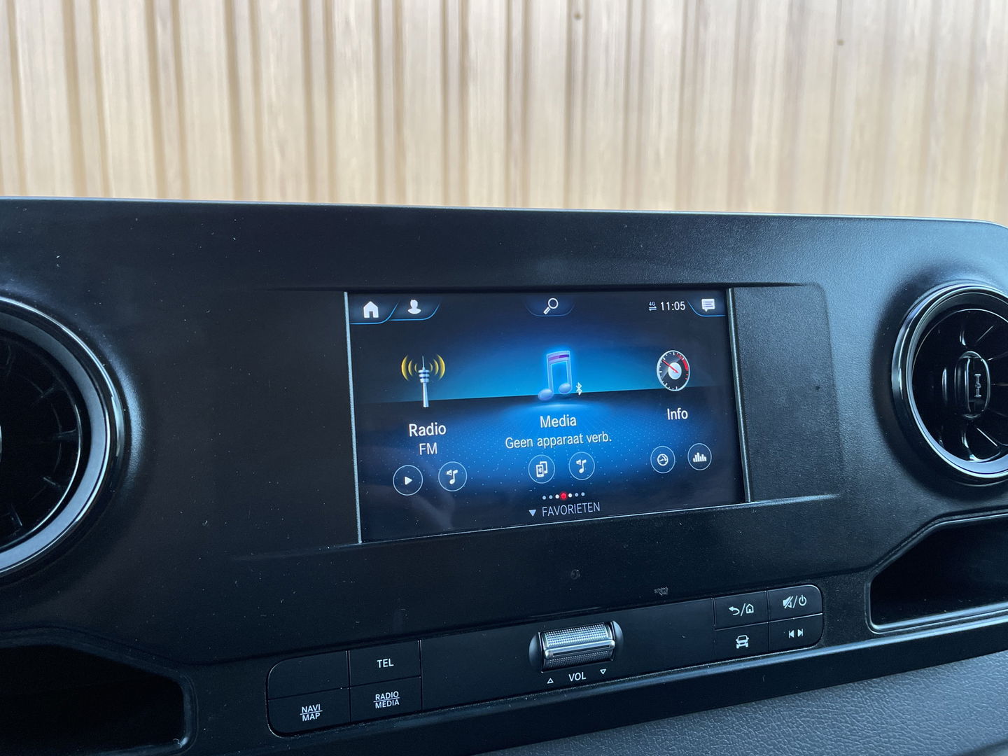 Mercedes-Benz Sprinter 211 2.2 CDI L2 | Ex Btw | Apple Carplay | Android Auto | Cruise Control | Airconditioning | Dhollandia Laadklep | Navigatie |