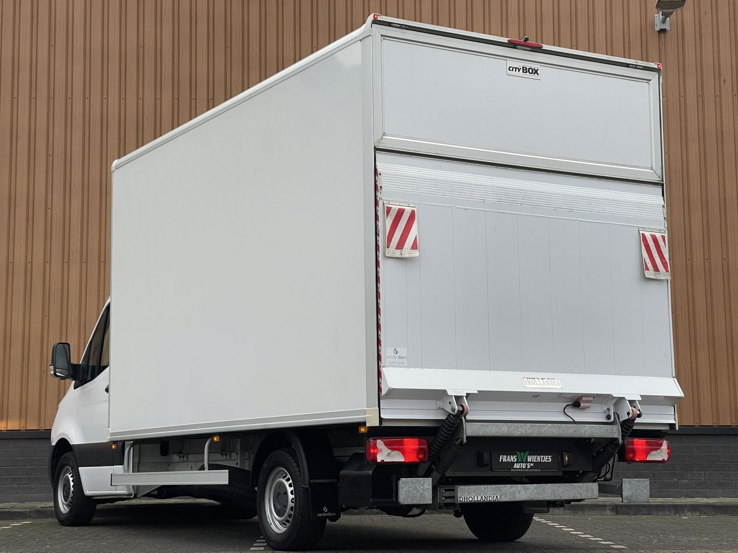 Mercedes-Benz Sprinter 211 2.2 CDI L2 | Ex Btw | Apple Carplay | Android Auto | Cruise Control | Airconditioning | Dhollandia Laadklep | Navigatie |