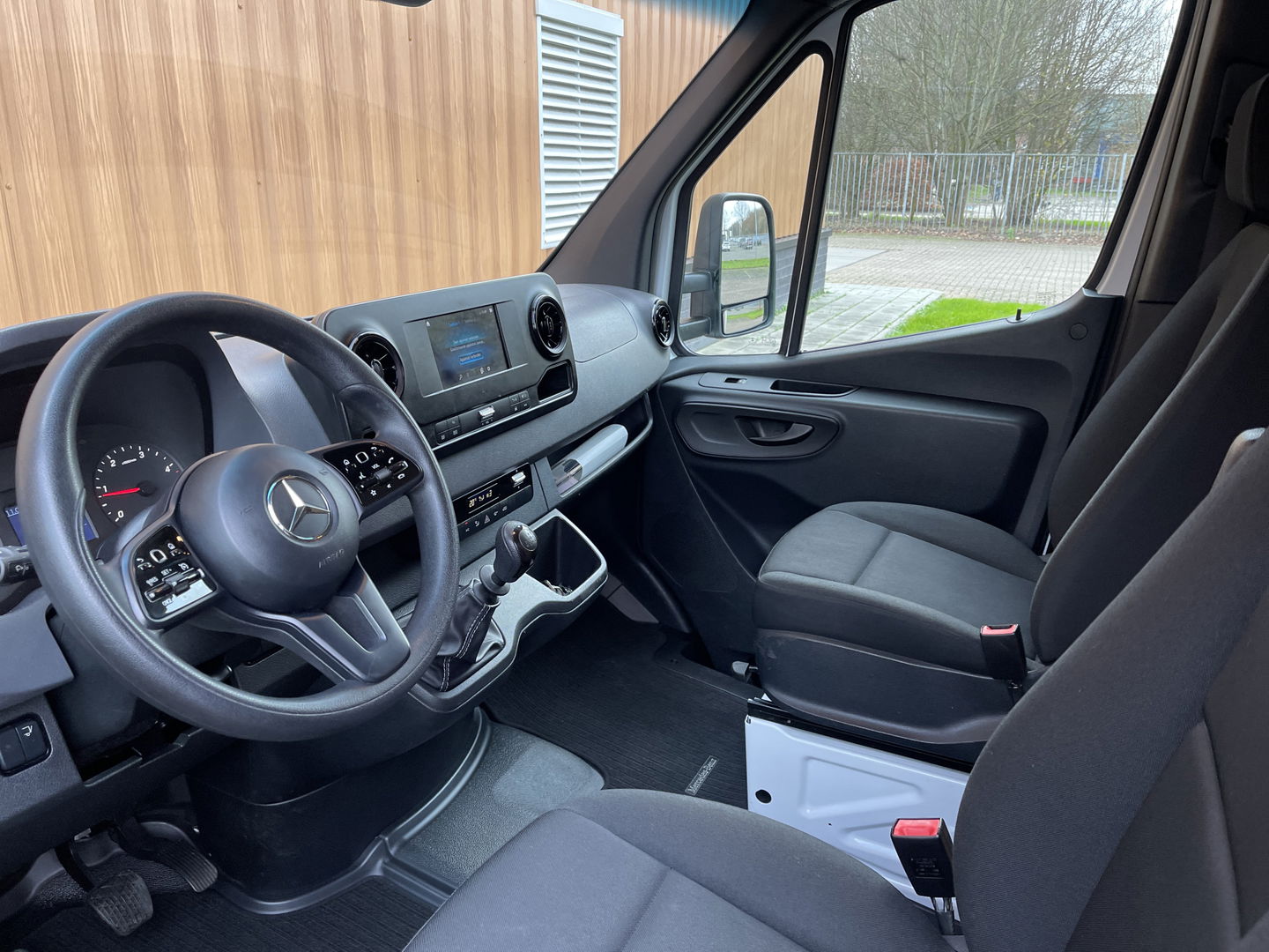 Mercedes-Benz Sprinter 211 2.2 CDI L2 | Ex Btw | Apple Carplay | Android Auto | Cruise Control | Airconditioning | Dhollandia Laadklep | Navigatie |