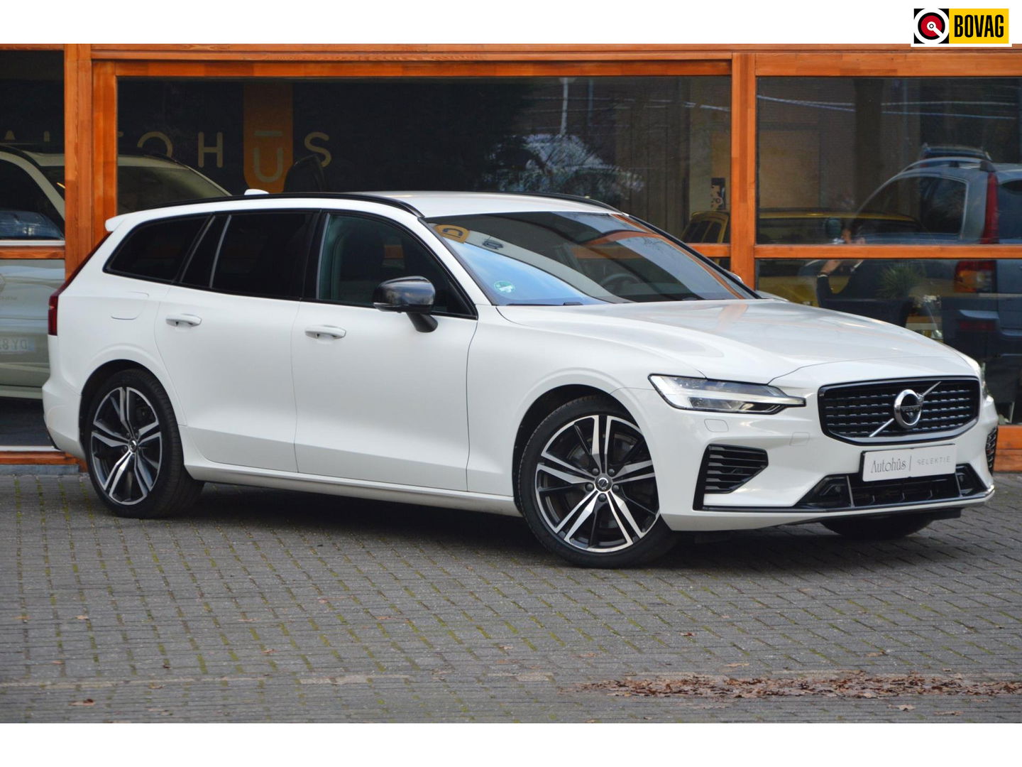 Volvo V60 T6 Hybride AWD Plus Dark | Trekhaak | Stoel + Stuur Verwarmd | elektrische stoelen | Pilot-assist |