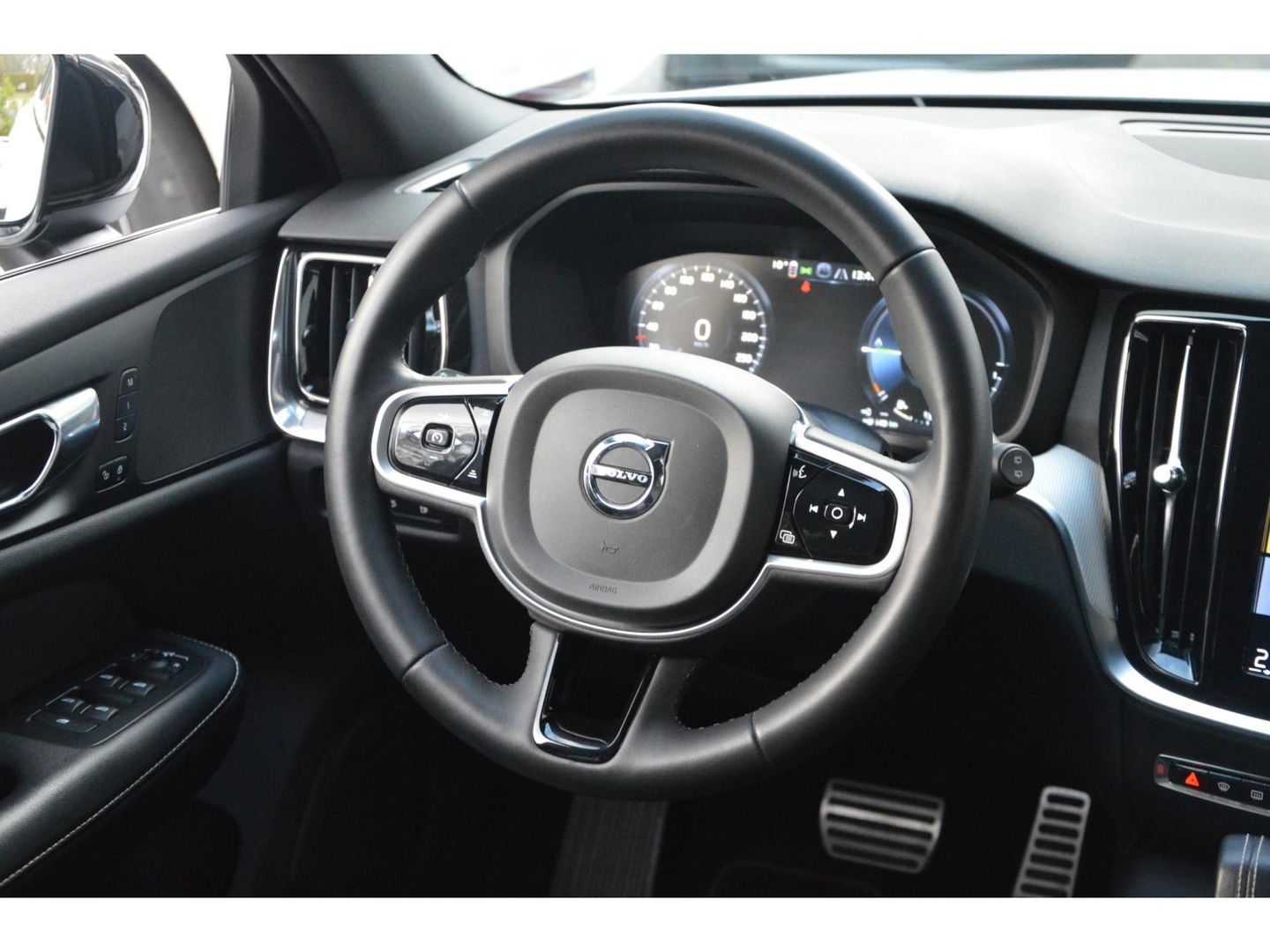 Volvo V60 T6 Hybride AWD Plus Dark | Trekhaak | Stoel + Stuur Verwarmd | elektrische stoelen | Pilot-assist |